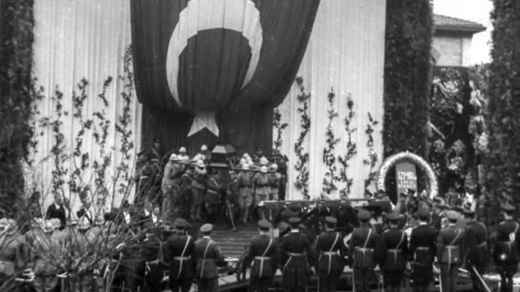 Arşivden çıkan kareler duygulandırdı: Atatürk’ün son yolculuğu adım adım görüntülendi 18